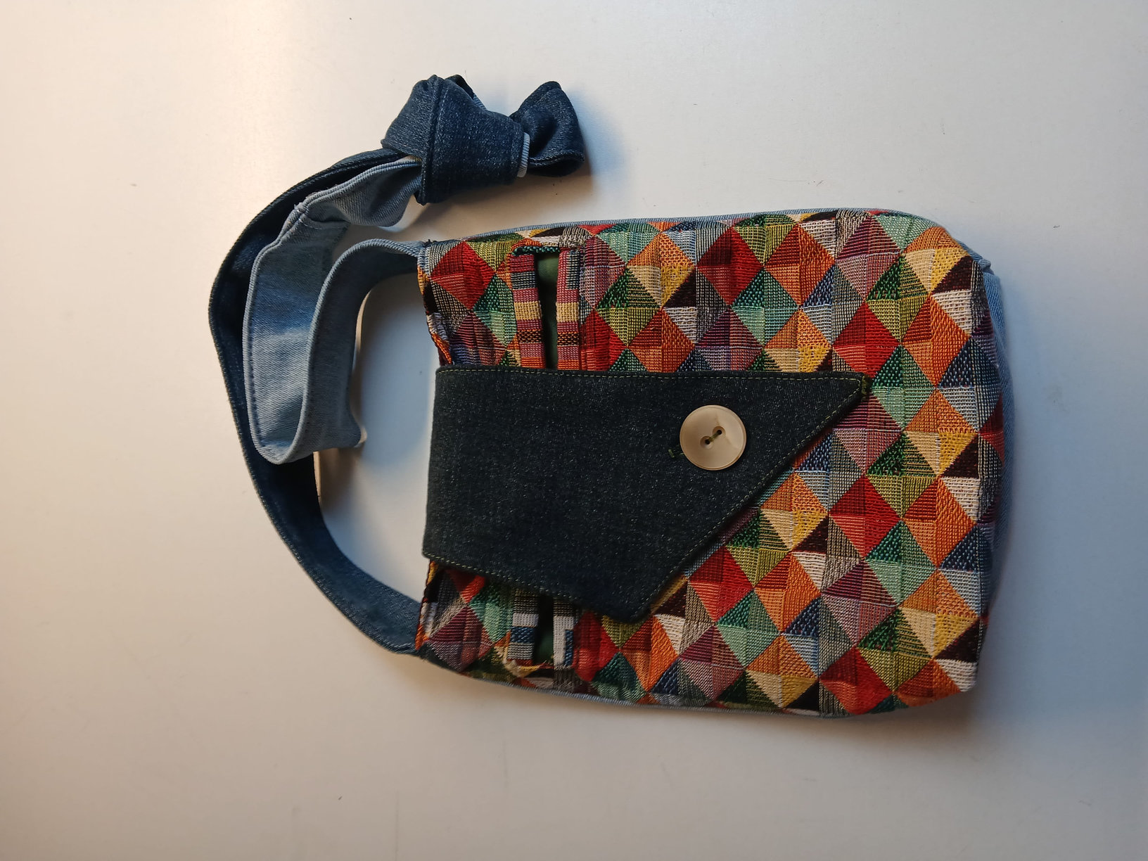 Kleurrijke tas met geometrische driehoekjes