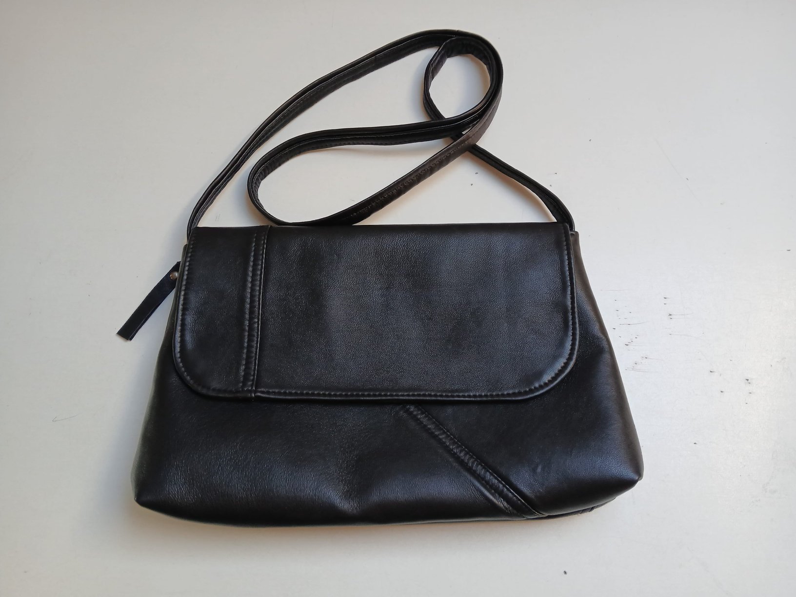 Strakke zwarte leren tas met lange band