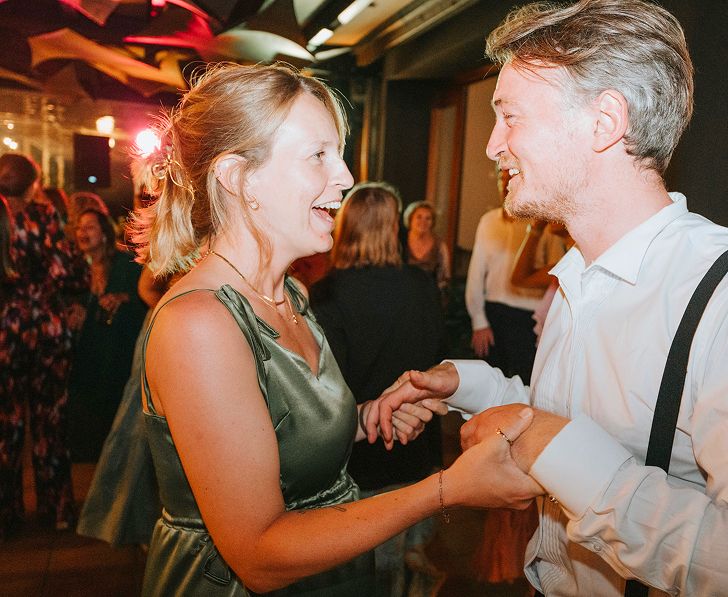 De jurk gedragen — een feestelijk moment